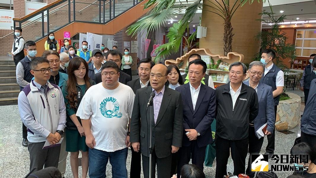 ▲行政院長蘇貞昌在嘉義縣長翁章梁等人的陪同接受聯訪。(圖／記者陳惲朋攝)