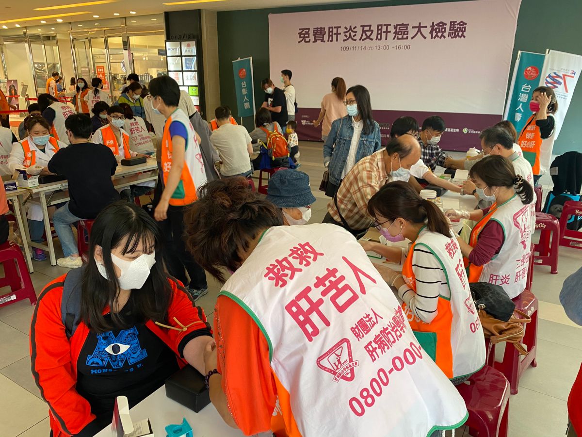 ▲新竹巨城守護大眾健康，攜手肝基會，今日於戶外廣場舉辦免費肝篩活動，成為肝基會成立20餘年來首次在零售商場舉辦的創舉。(圖/記者金祐妤攝,109.11.14）  