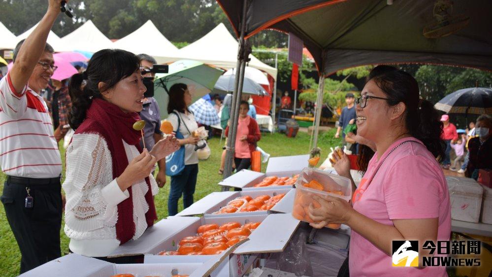 ▲中埔鄉鄉長李碧菁一一品嚐特色美食攤位。（圖／記者郭政隆攝影2020.11.14）