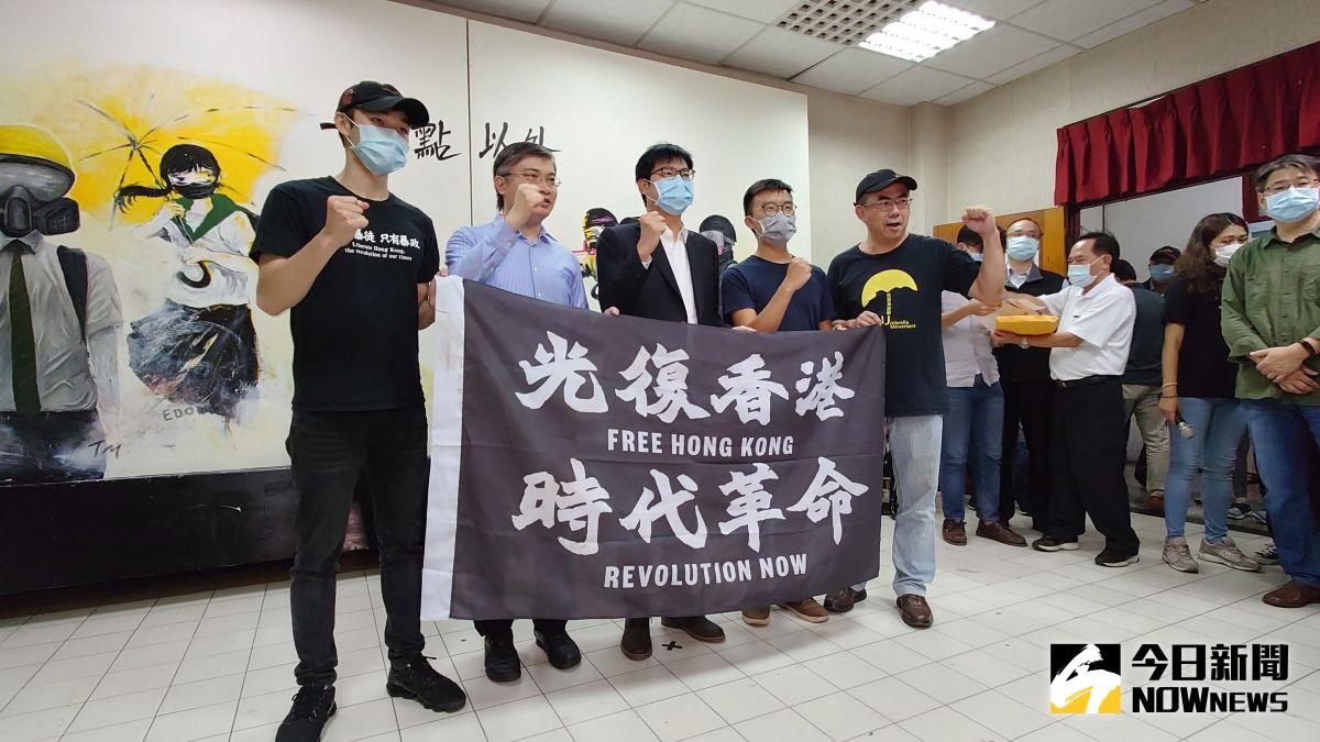 ▲高雄市長陳其邁特別出席高雄香港人團體「維多利打狗」舉辦的「香港主題展－無形的城牆：焦點以外」展覽開幕式，為港人打氣。（圖／記者鄭婷襄攝）