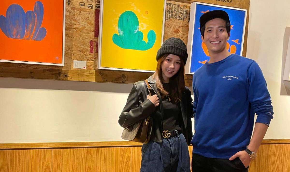 ▲邵雨薇（左）獨自去看吳翔震的畫展，還說他很欠揍。（圖／經紀人提供）