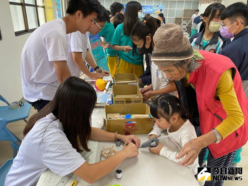 ▲彰化師範大學以及彰化高中師生為國中生舉辦「戀戀半線科學營」,透過實驗操作引發學生科學學習的興趣與動機。(圖/記者陳雅芳攝,2020.11.14)