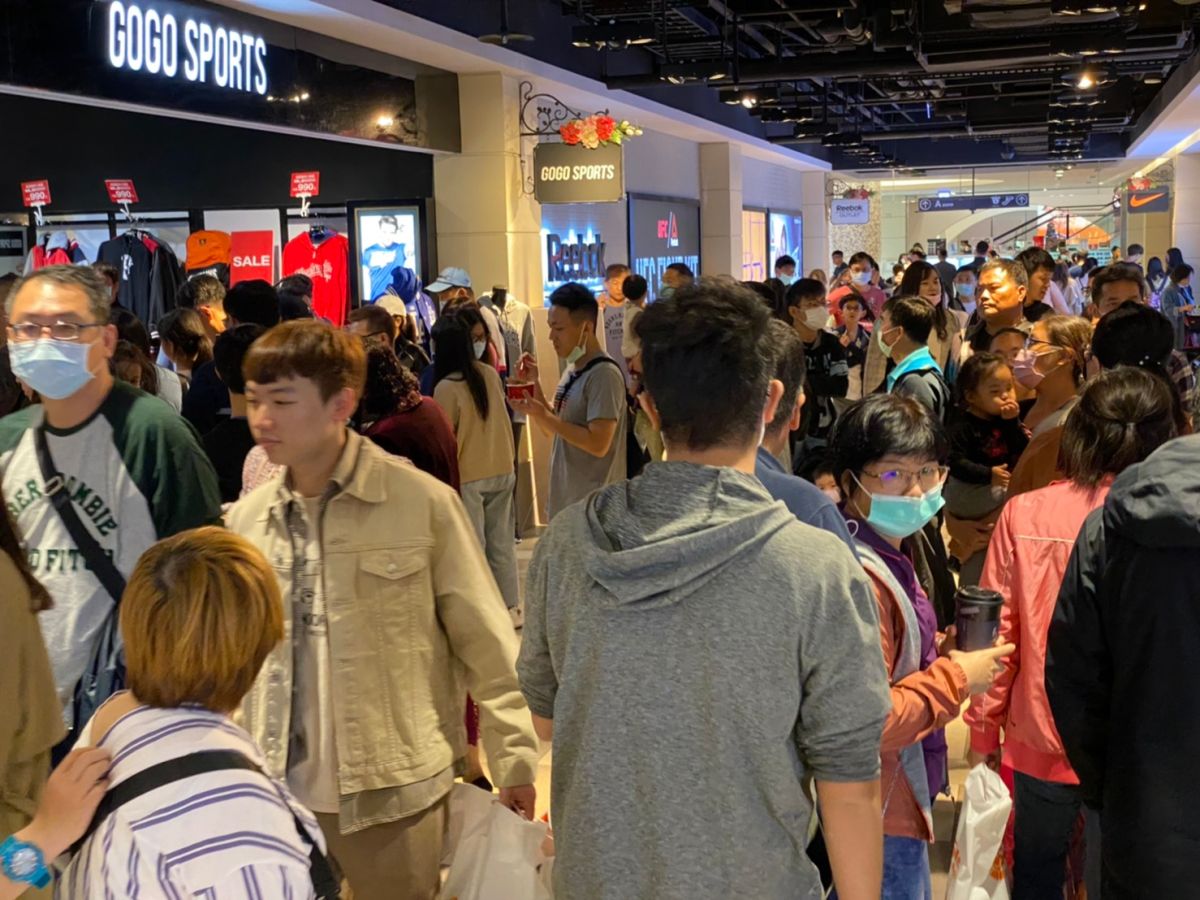 ▲台中麗寶Outlet Mall週年慶，人潮強強滾， 運動品牌、宅經濟家電人氣最夯，首周已衝出亮眼業績。（圖／麗寶Outlet提供）