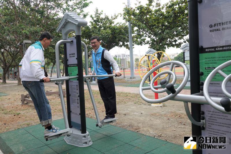 ▲鹿港體育場施作的體健設施有豪華漫步機,以及豪華鐘擺訓練器。(圖/記者陳雅芳攝,2020.11.15)