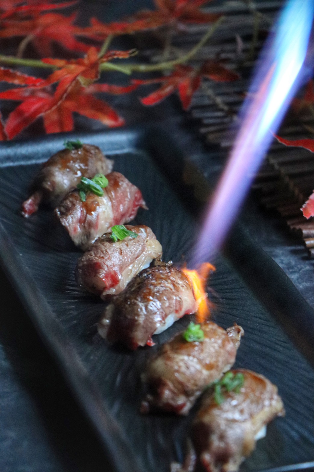 ▲炙燒和牛握壽司香氣逼人，是許多人鎖定的必吃美食。（圖/凱撒大飯店提供）