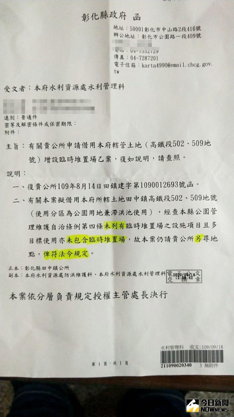 ▲縣府水資處長陳詔慶打臉說，滯洪池能不能做為鎮公所臨時堆置大型樹木枝幹等雜物。（圖／記者陳雅芳攝，2020.11.15）