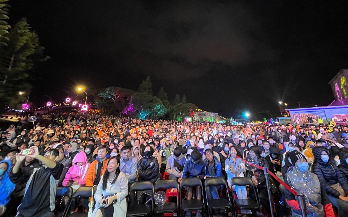 ▲展期長達兩個多月的「2020澎湖國際海灣燈光節」正式畫下句點，在空靈創作歌手白安與搖滾天團動力火車壓軸曲的嗨歌演唱下，台下近萬名觀眾用熱情將澎湖的東北季風比下去。（圖／澎管處提供）