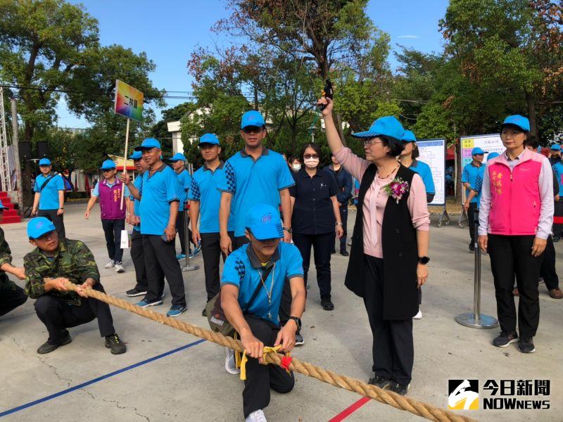 ▲彰化縣109年後備軍人運動會活動內容精彩,力拔山河比賽由縣長王惠美鳴槍開賽。(圖/記者陳雅芳攝,2020.11.15)