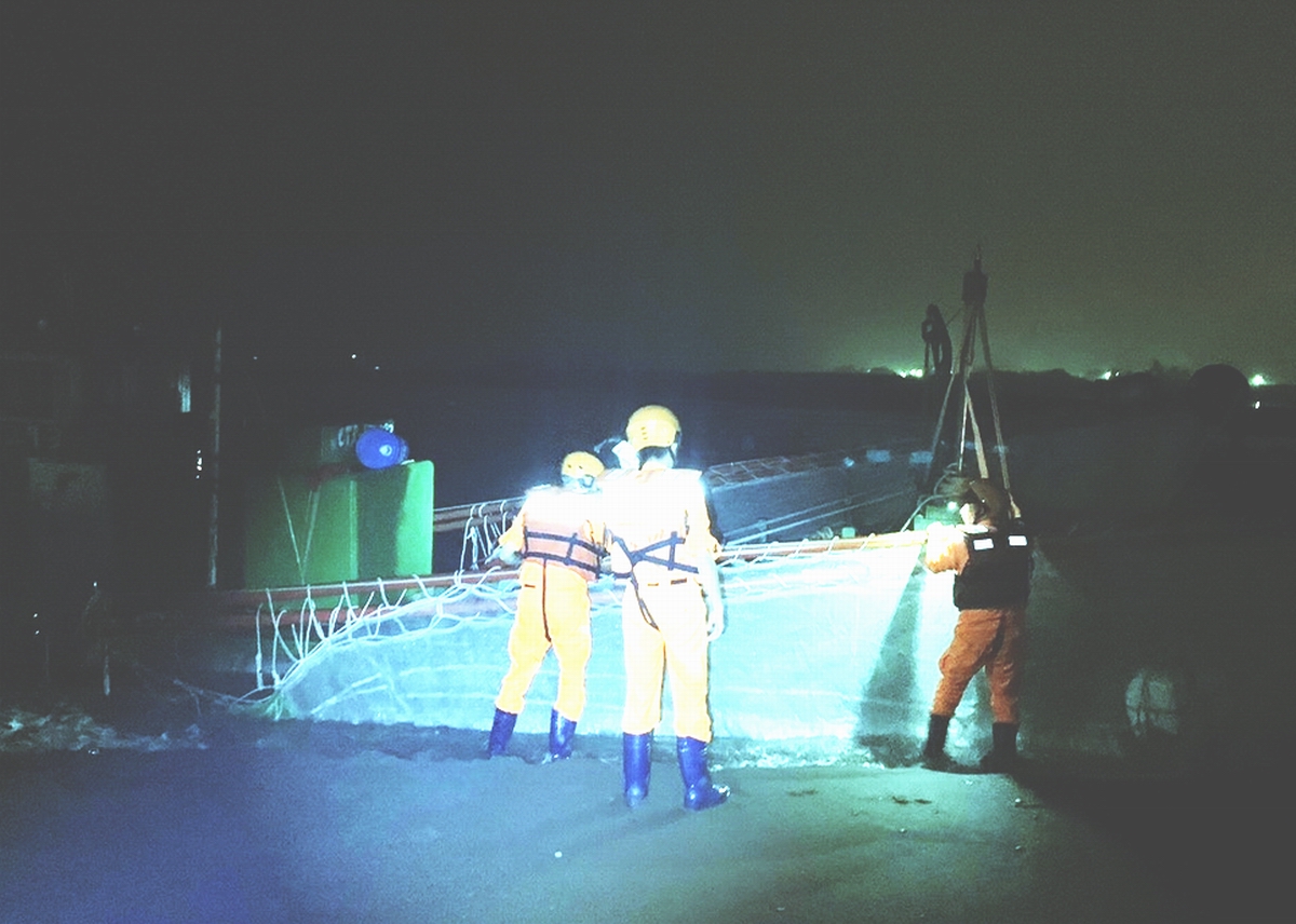 ▲凌晨零時許接獲南部分署第六岸巡隊枋寮安檢所通報，同仁執行巡邏勤務時，於林邊溪金龍宮沙灘岸際發現乙艘膠筏擱淺，船隻已明顯坐灘當下無法運用人力協助脫困。（圖／記者黃正忠翻攝,2020.11,15）