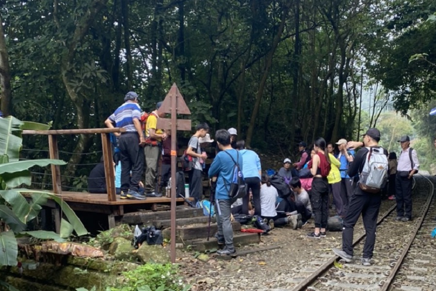 ▲嘉義市的71歲邱姓山友與家人一同前往獨立山爬山，到林業鐵路軌道旁，疑因心肌梗塞而不支倒地，倒地時撞及頭部而陷入昏迷。(圖／林鐵處提供）