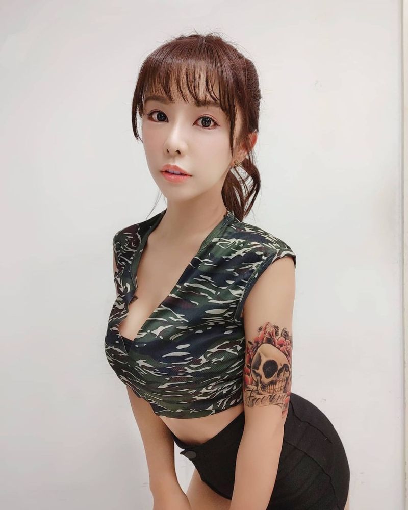 ▲巫苡萱身穿短版的迷彩上衣露出纖細小蠻腰。(圖/巫苡萱