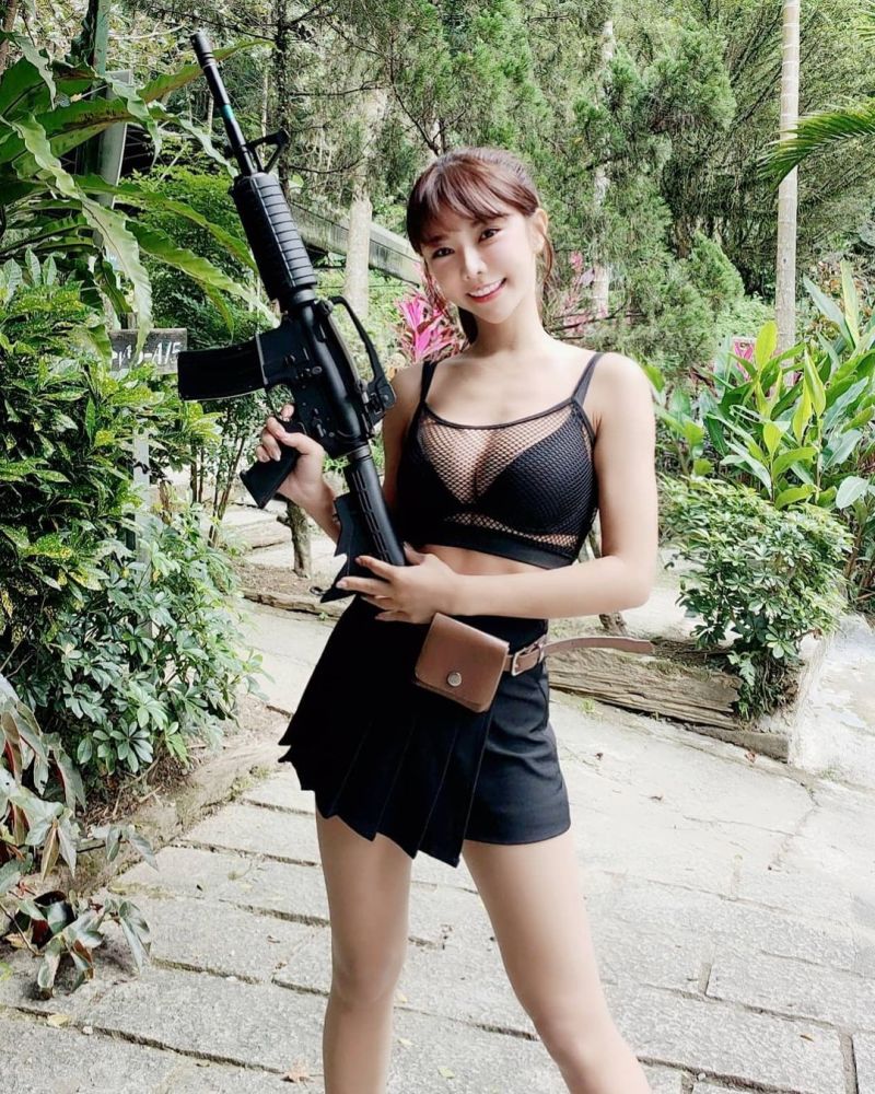 ▲巫苡萱手拿雷射槍的模樣電翻不少人。(圖/巫苡萱