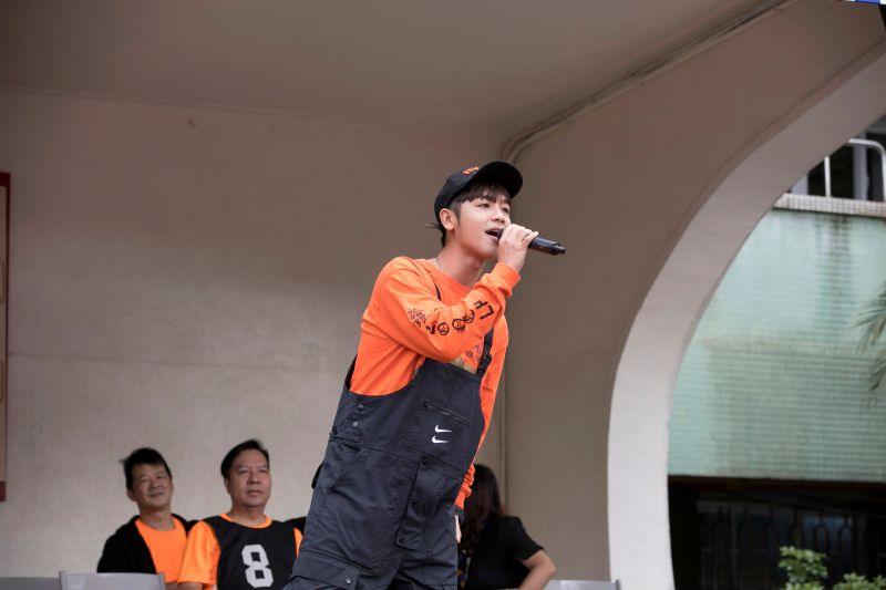 ▲鼓鼓回到母校演出。(圖/相信音樂提供)