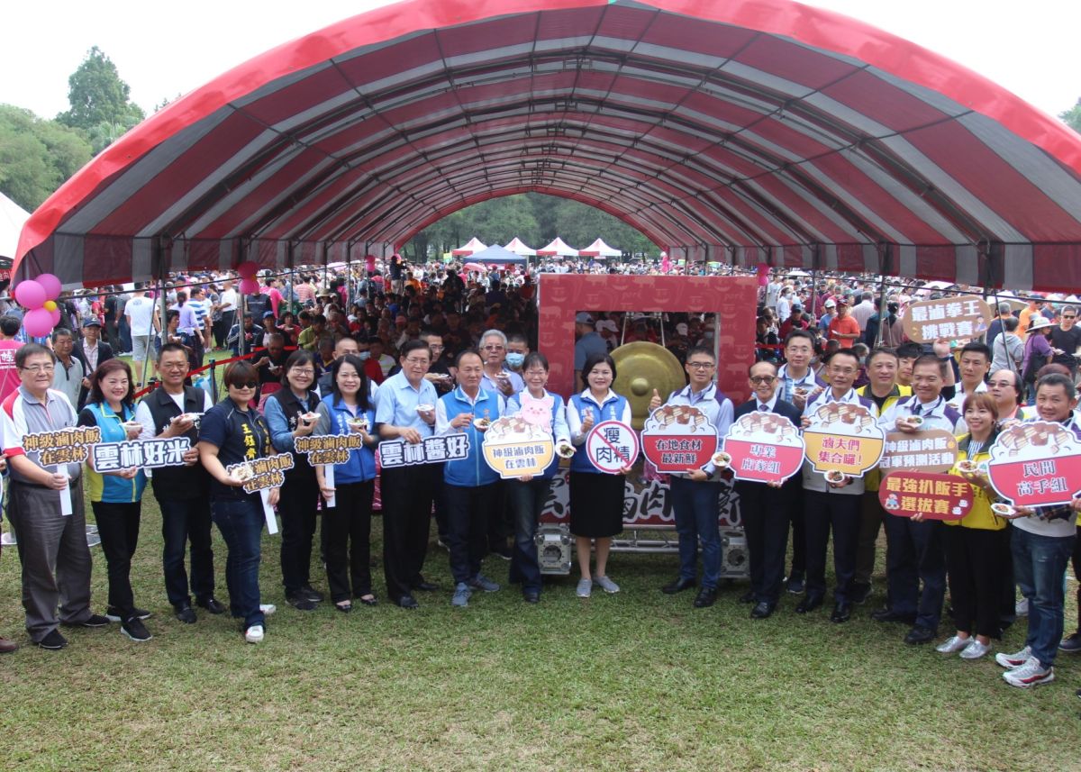 ▲首屆的雲林滷肉飯節由縣長張麗善敲鑼開飯揭序幕，民眾爭相排隊品嘗入圍各家風味滷肉飯。（圖／記者簡勇鵬攝，2020.11.15）