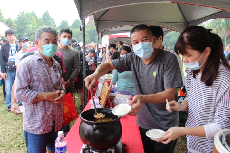 ▲首屆的雲林滷肉飯節由縣長張麗善敲鑼開飯揭序幕，民眾爭相排隊品嘗入圍各家風味滷肉飯。（圖／記者簡勇鵬攝，2020.11.15）