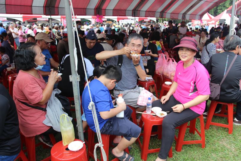 ▲首屆的雲林滷肉飯節由縣長張麗善敲鑼開飯揭序幕，民眾爭相排隊品嘗入圍各家風味滷肉飯。（圖／記者簡勇鵬攝，2020.11.15）