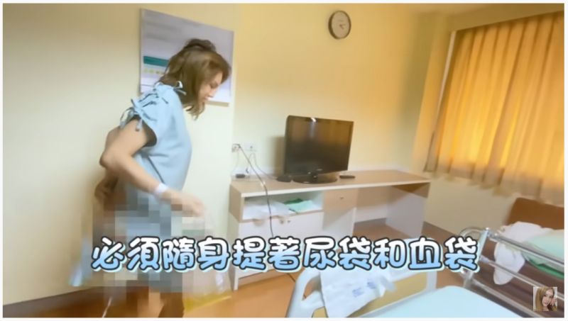 ▲小A辣提著尿袋和血袋練習走路。(圖/小A辣
