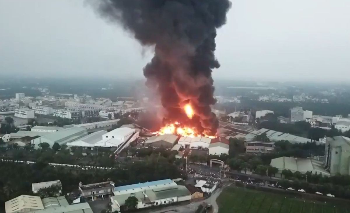 ▲屏東內埔工業區今天下午發生大火，濃煙直竄天際，遠處都看得見。（圖／記者郭俊暉翻攝，2020.11.15）