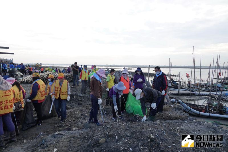 ▲在大家齊心協力之下，在海岸邊清出了垃圾830公斤，以及資源回收物930公斤，成績驚人。（圖／記者陳雅芳攝，2020.11.15）