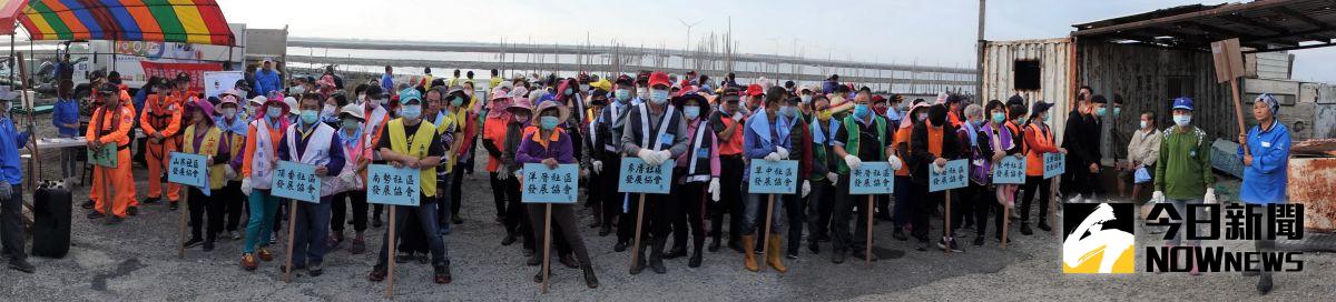 ▲鹿港鎮公所辦理109年秋季淨灘活動，號召社區與社團志工伙伴們在海岸邊清垃圾，讓我們的地球與海洋更健康。（圖／記者陳雅芳攝，2020.11.15）