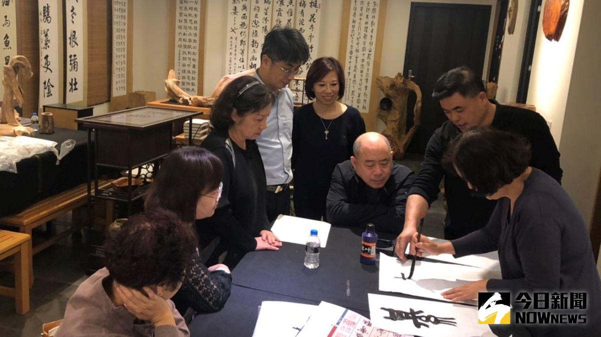 ▲毛啟華指導吳淑惠寫作。（圖／記者郭政隆攝影）