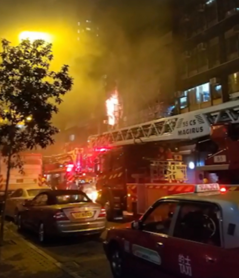 ▲香港油麻地一處舊式唐樓， 15 日晚間發生大火，造成多人死傷。（圖／翻攝自香港 01 ）