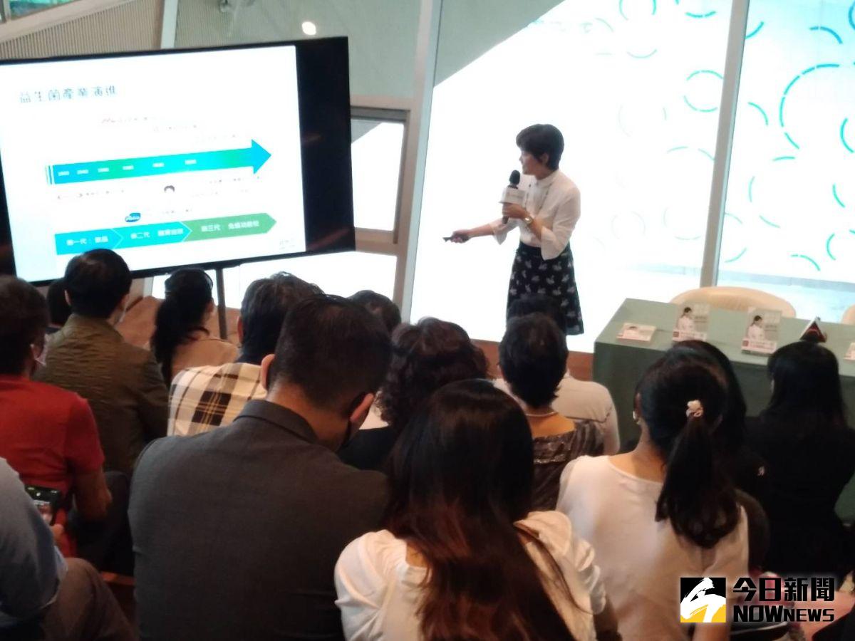 ▲台灣整合醫學協會理事長呂春美醫師在其新近彙整寶貴醫學經驗所出版的「個人化益生菌-精準化醫療時代的選擇」新書發表會中分享她個人多年使用益生菌的經驗。(圖／記者郭凱杰攝，2020.11.16)