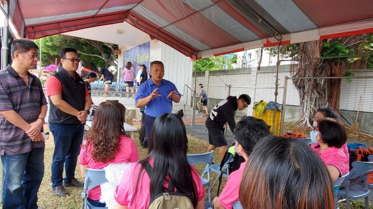 ▲第一警分局副分局長周俊銘與偵查隊隊卓家興，到忠明高中與老師及家長座談校園安全改善(警方提供)