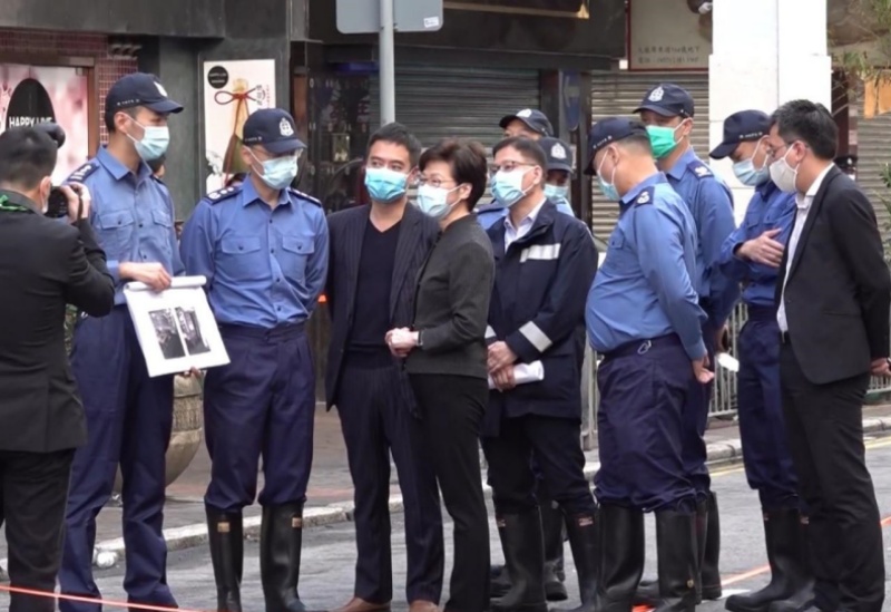 ▲香港特首林鄭月娥赴油麻地火災現場視察，卻只停了 10 分鐘就離開。（圖／翻攝自香港電台網站）