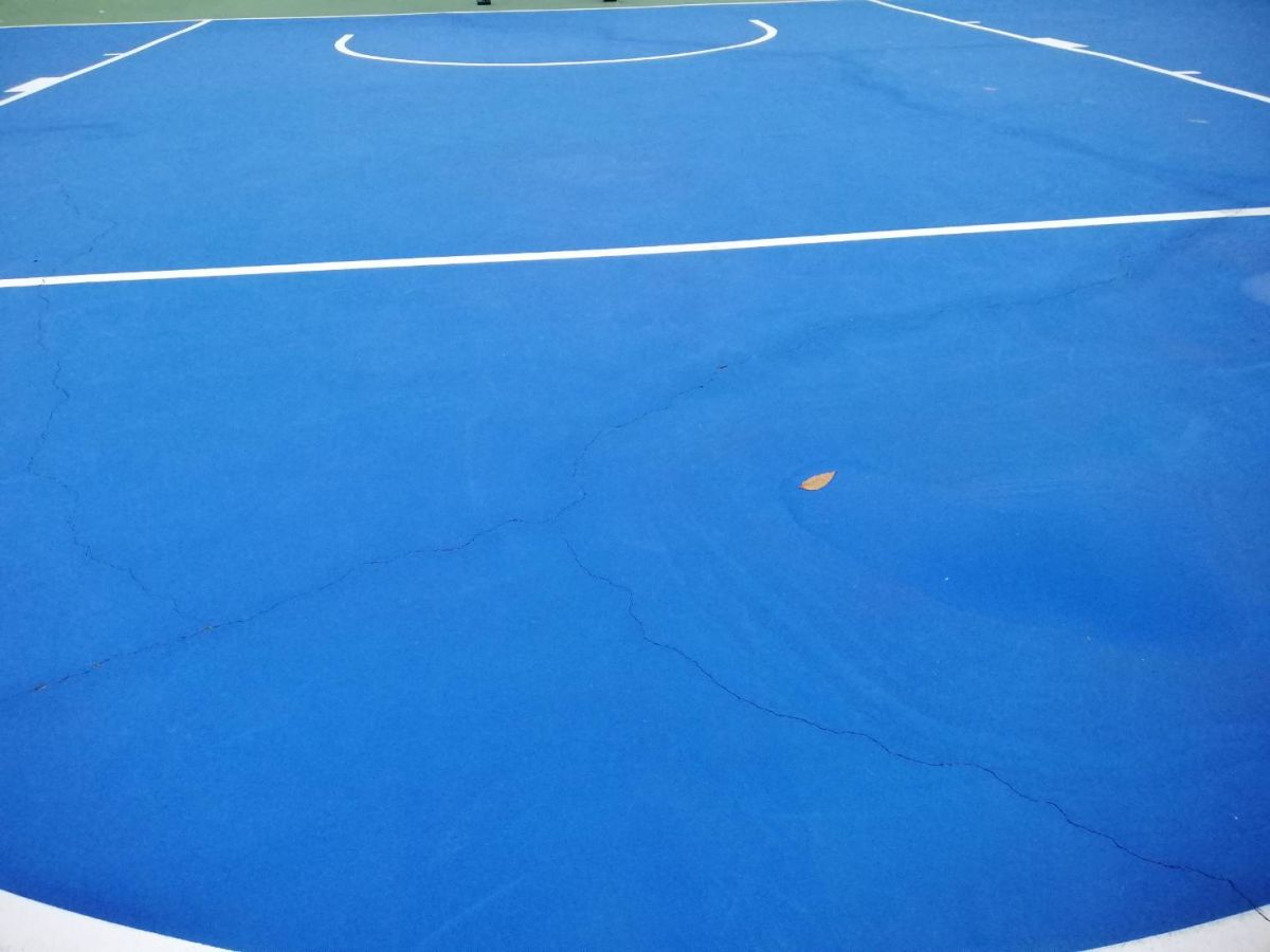 ▲大里運動公園新建籃球場日前完工啟用，議員李天生指責，球場PU龜裂情形嚴重，鋪面凹凸不平，多處填補，缺失眾多。(圖／林重鎣攝2020.11.16)