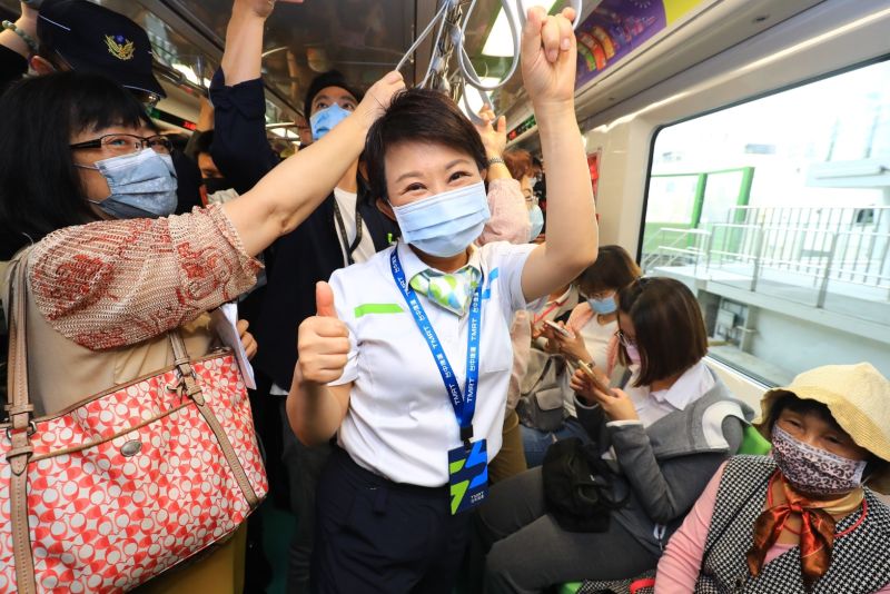 台中捷運今免費搭乘　民眾超開心體驗
