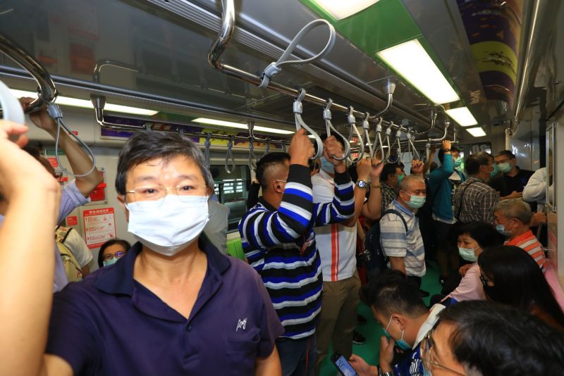 ▲台中捷運綠線免費試營運,許多民眾搭捷運上班、上學體驗(圖/柳榮俊攝2020.11.16)