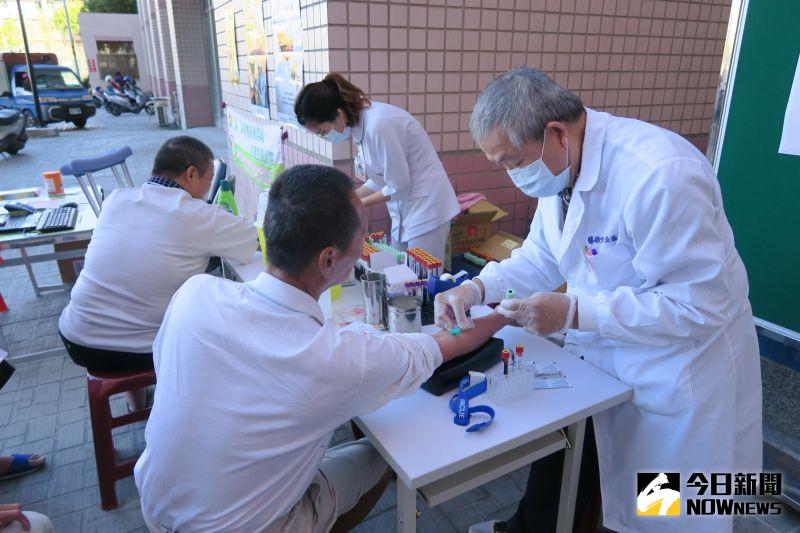 ▲彰化醫院特開了早安門診。已經治好C肝的病友「返校」追蹤肝功能,氣氛溫馨。(圖/記者陳雅芳攝,2020.11.16)