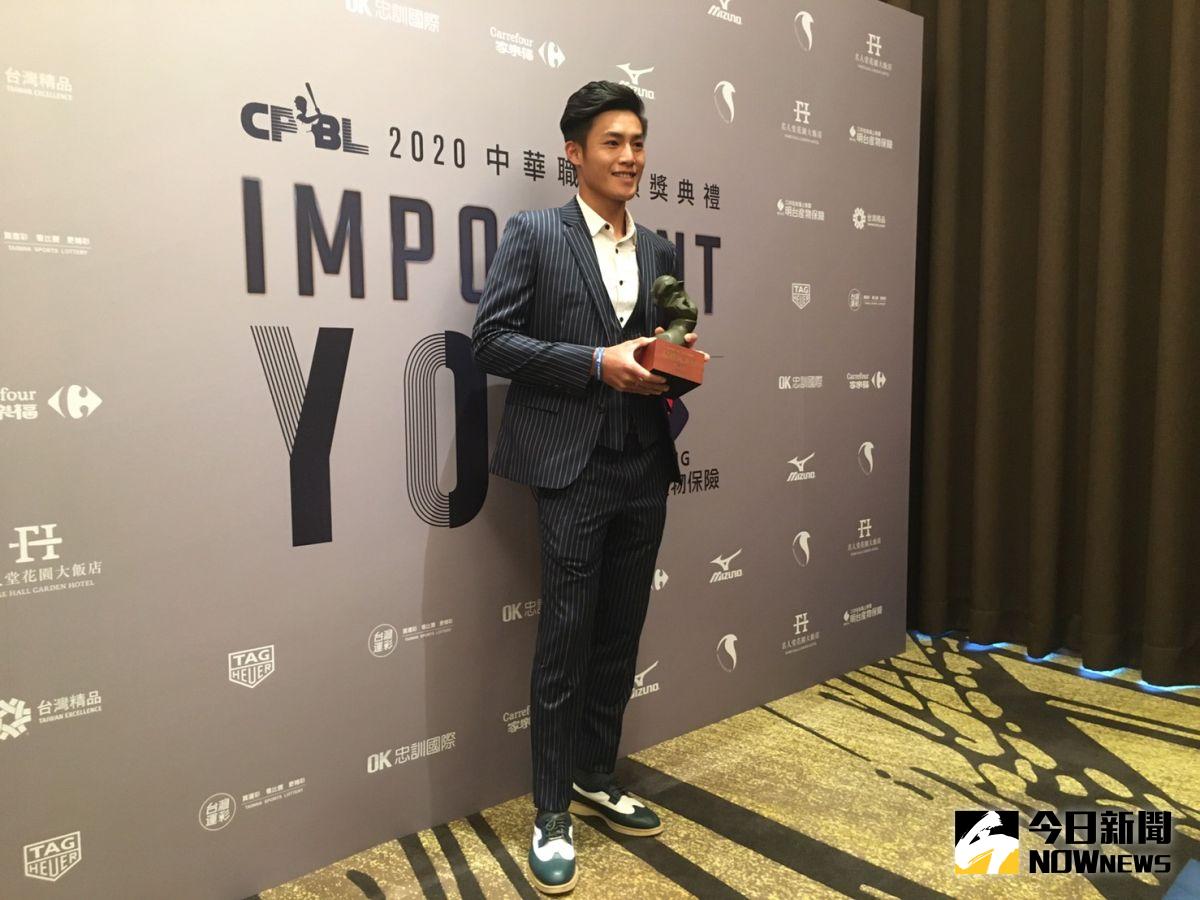 ▲富邦悍將李宗賢獲得最佳十人游擊手獎。（圖／吳政紘攝）