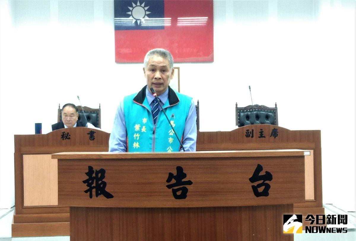 ▲馬公市長葉竹林利用10月份清潔隊員到台灣旅遊的機會，要求大家在機場幫忙買54條免稅香菸，雖然葉竹林說是人情世故不違法，卻有民眾認為他做了很不好的示範。（圖／記者張塵攝，2020.11.16）