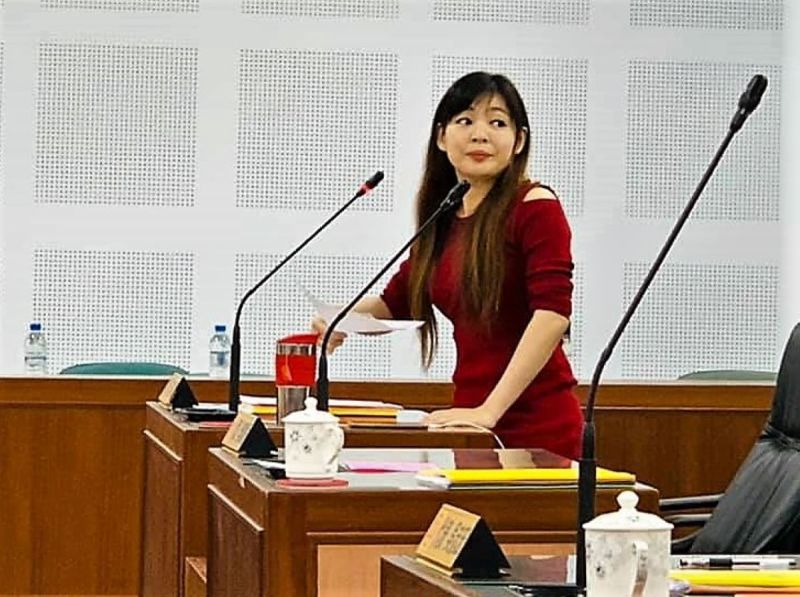 ▲許彥玲代表相當不滿的抨擊,葉竹林請清潔隊員代購54條香菸一事做了最壞的示範。(圖/民眾提供)