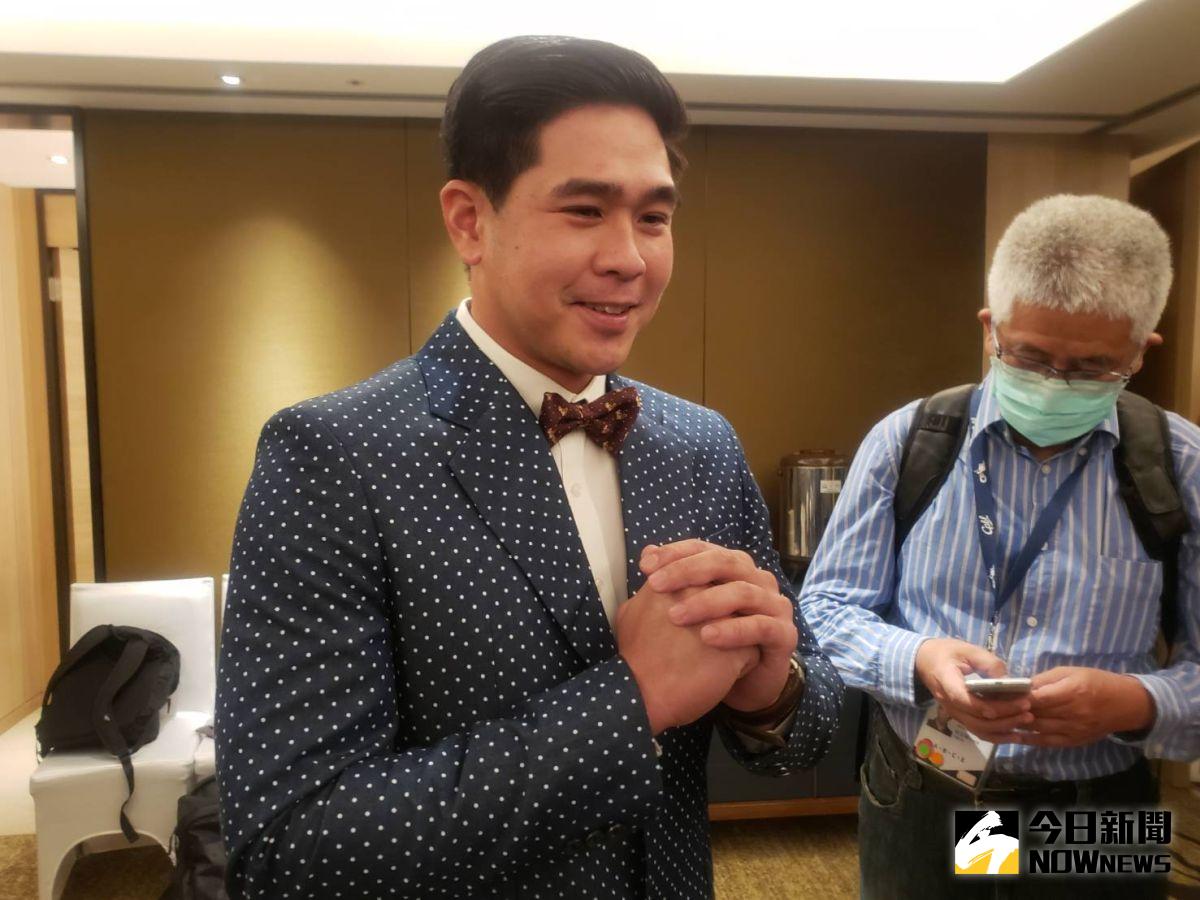 ▲陳家駒獲得捕手金手套獎，他也開玩笑的感謝記者惠賜寶貴一票。（圖／黃建霖攝）