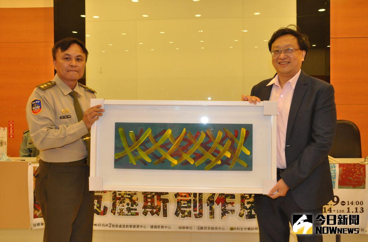 ▲中州科大「全民國防藝文展─瓦歷斯創作展」絢麗登場，主展人覃安邦中校致贈隱含中州校名的畫作給學校，由黃思倫校長代表接受。（圖／記者陳雅芳攝，2020.11.16）
