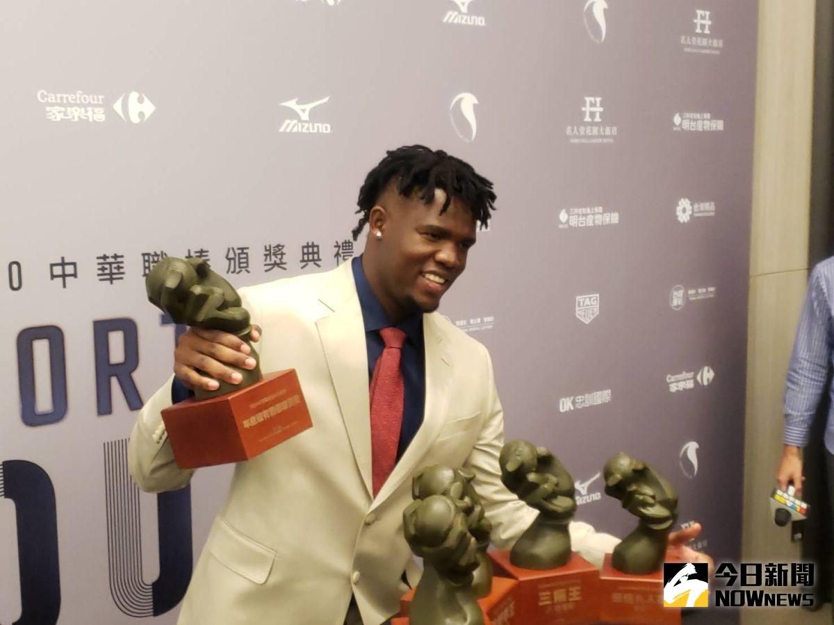 ▲洋投德保拉拿下年度MVP獎。（圖／黃建霖攝）