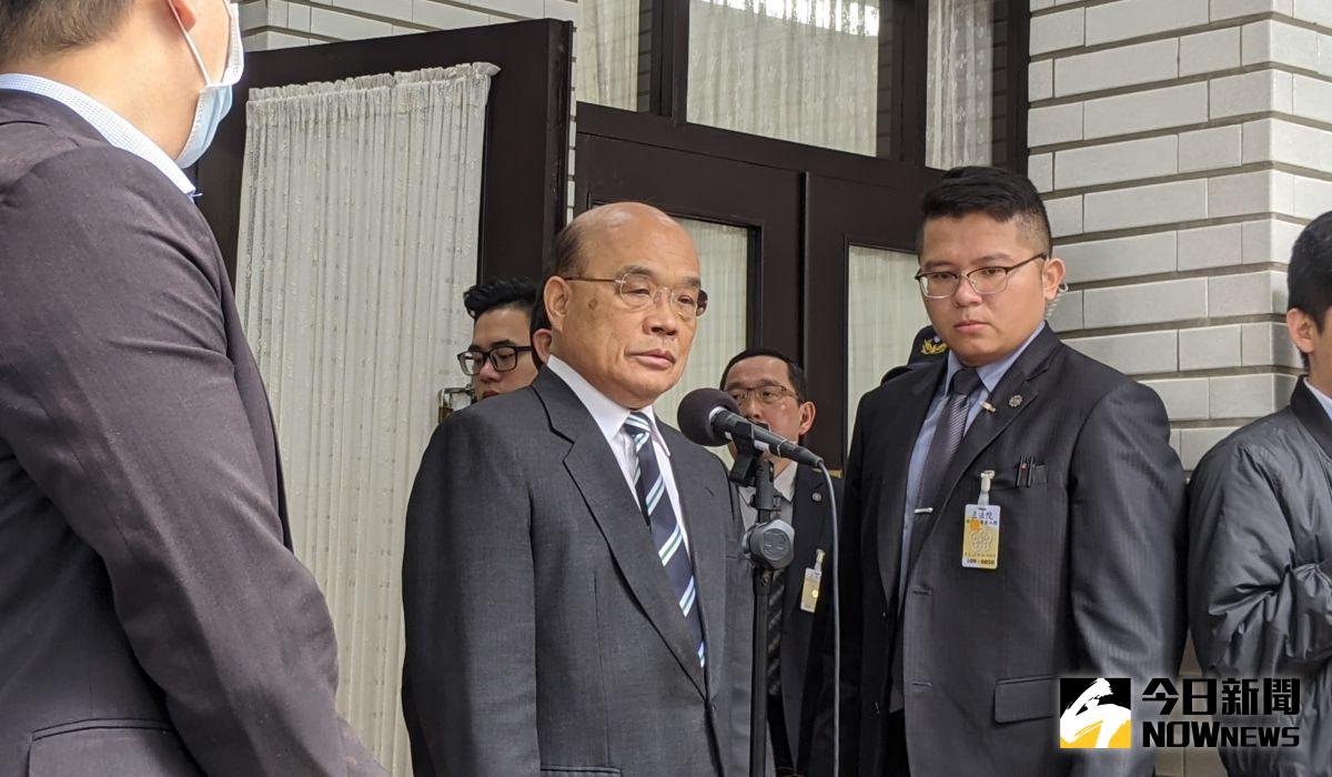 ▲22日的秋鬥遊行，有不少參與的團體訴求行政院院長蘇貞昌下台，為開放美豬、中天續照未果負責。（圖／記者鄭宏斌攝，2020.11.17）