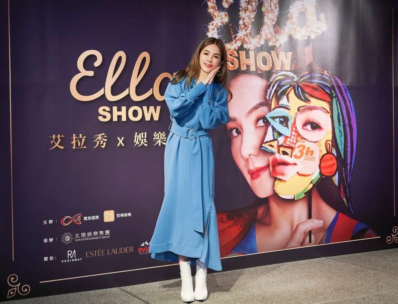 ▲Ella表情看似有點僵硬。(圖/寬魚國際臉書)