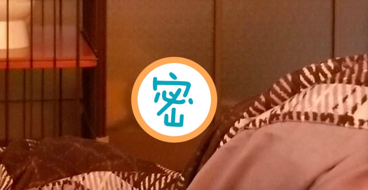 ▲原PO看到毛玻璃上，有名女子正對著房間內露出詭異笑容。（示意圖／翻攝自《っばさ》Twitter） 