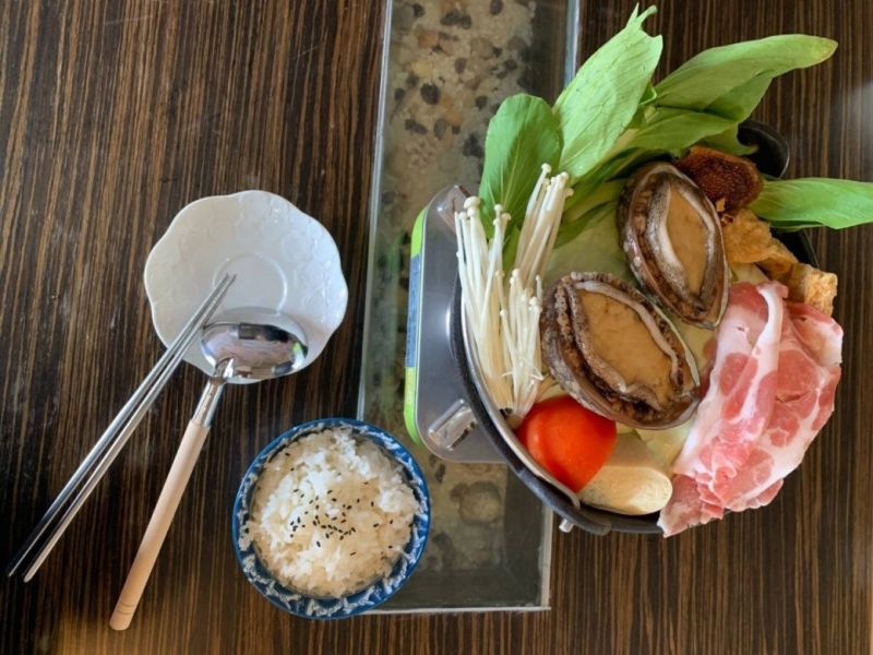 美食巷仔內/鮮甜貢寮鮑火鍋配絕美海景 遊東北角別錯過