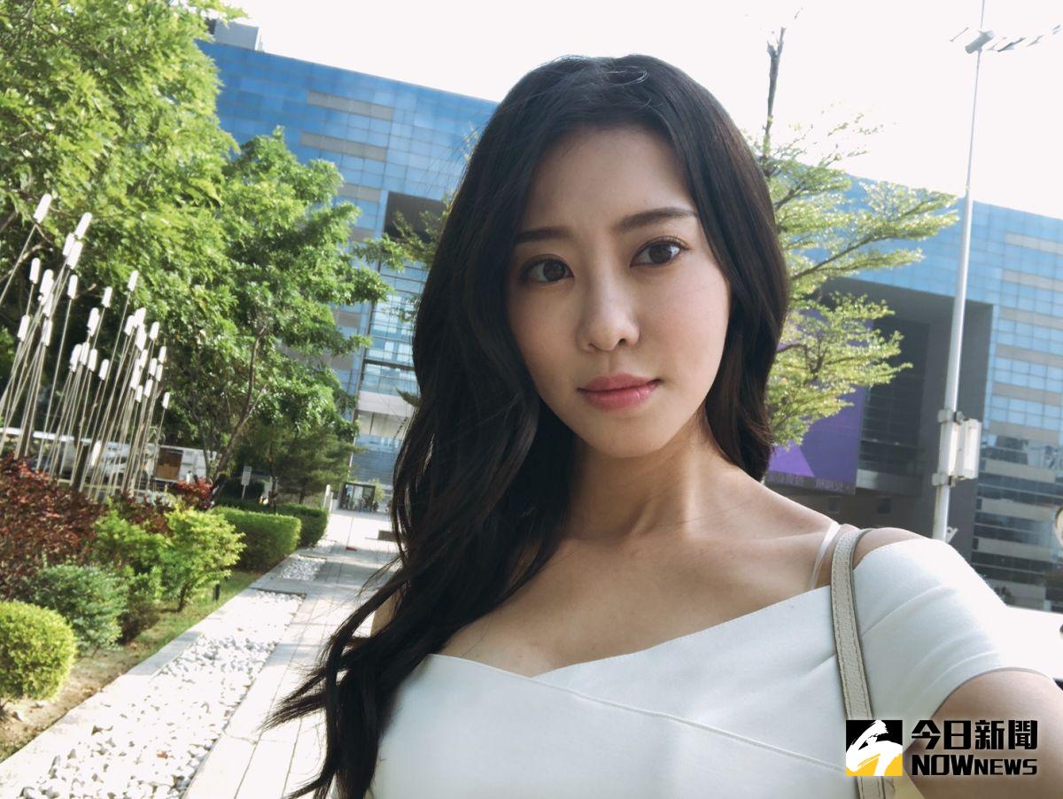 ▲國片「影子背後」台中開鏡，     正妹里長客串女記者角色，顏值超驚艷。（圖／記者金武鳳攝，2020.11.17)