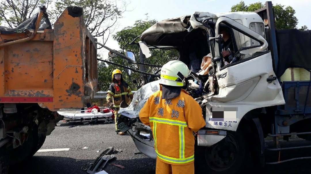 ▲國道三號古坑南下路段，今日中午發生大貨車追撞砂石車事故，造成肇事駕駛嚴重受困，經搶救後送醫。（圖／記者簡勇鵬翻攝，2020.11.17）