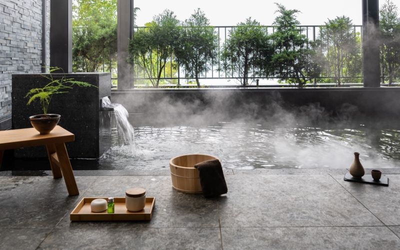 ▲逸品琚規劃的養生樂活會館,不僅有室內溫水游泳池,還有湯屋,可享受全家人一起泡湯的樂趣。(圖/資料照片)