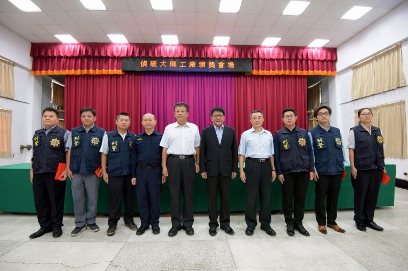 ▲屏東縣長潘孟安17日前往警察局頒發獎勵金,肯定偵辦同仁長達三個月不眠不休、鍥而不捨的辛勞,發揮警方團隊合作精神,展現打擊犯罪的能力與決心。