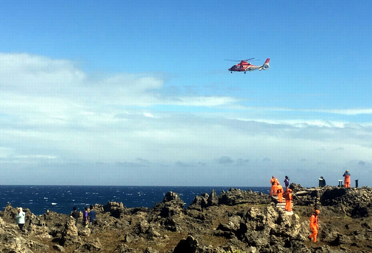 ▲疑似落海吳姓男子至龍坑岸際採捕海菜，同行者大約在上午9時許突發現吳姓男子失蹤，立即通報消防單位。（圖／記者黃正忠翻拍,2020.11,17）