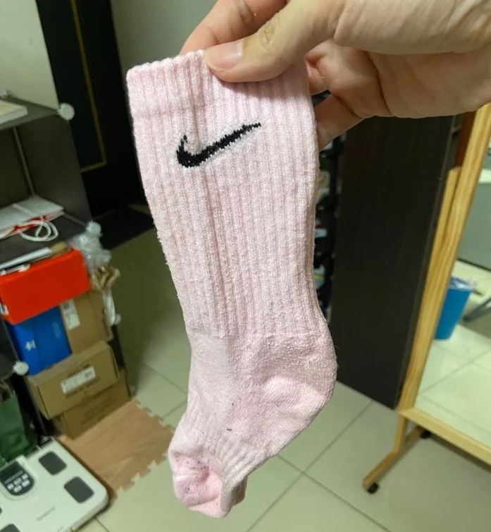 ▲洗衣切記要分顏色深淺！這名男網友的白襪就遇到染色變「夢幻粉」的窘境。（圖／翻攝自Dcard）