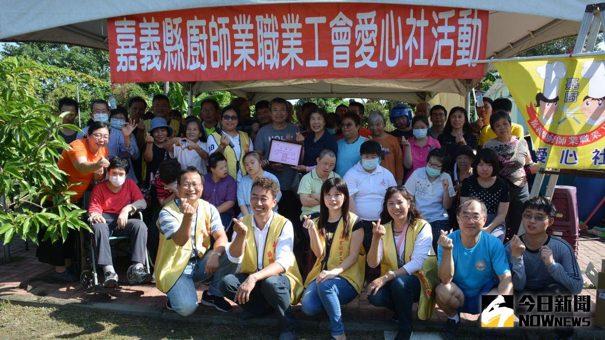 ▲嘉義縣廚師工會愛心社發動社員來幫忙。（圖／記者郭政隆攝影2020.11.17）